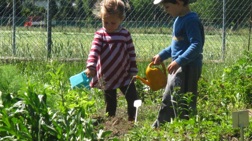 Kinder bei der Gartenarbeit im Lortobio