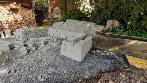 Trockenmauer im Aufbau