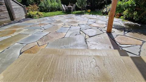 Natursteinplatten mit Treppe