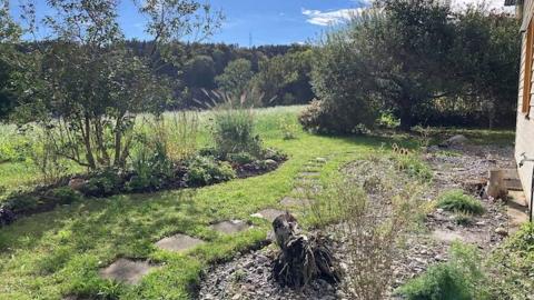Naturgarten mit Ruderalfläche und Wildstauden-Hügelbeet