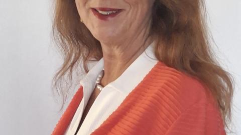 Christine Steingass liest von ca 10 bis 18 Uhr mit kleinen Pausen aus ihren beiden Büchern "Wenn du "beginnst" das Leben mit dem Herzen zu durchwandern... und "Auf zu neuen Ufern". Sie freut sich auch auf persönliche Gespräche mit den Gartengästen