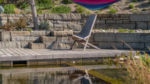 Schwimmteich mit Holzdeck, Foto: A. Zimmermann