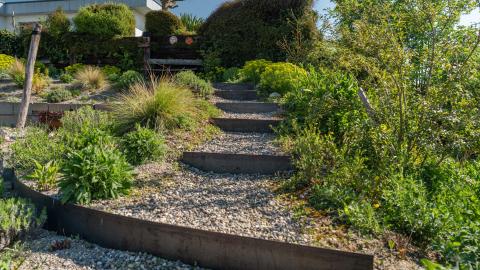 Stahltreppe mit Kiesweg, Foto: A. Zimmermann