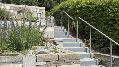 Trockensteinmauer aus Recycling Material