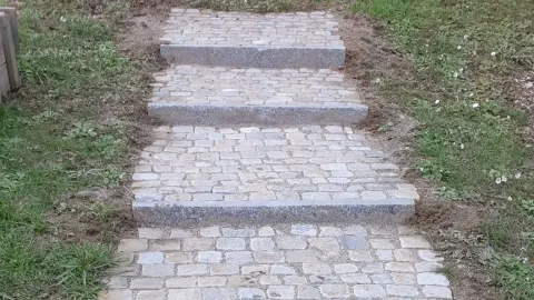 Gartentreppe / Pflästerung