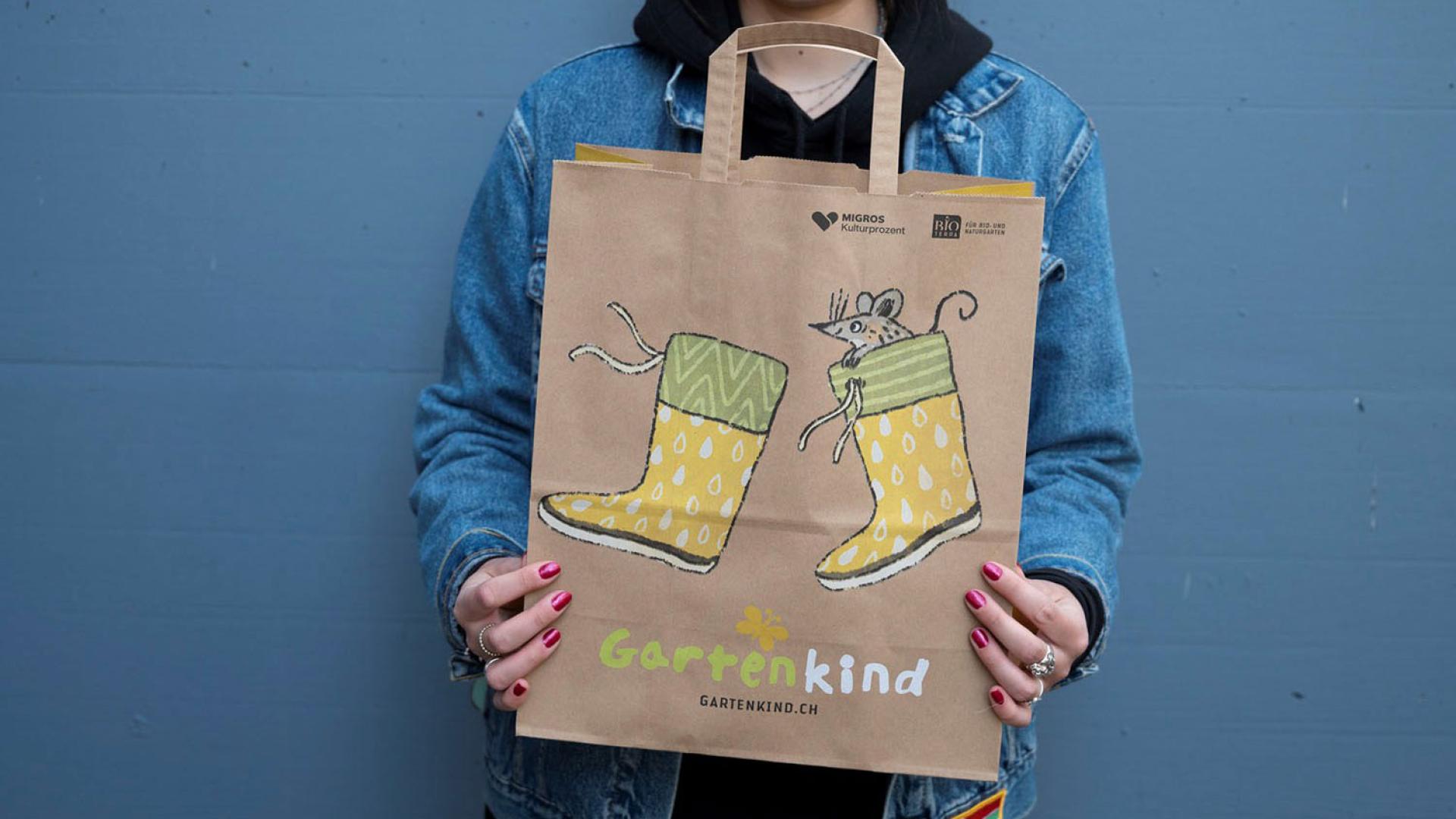 Gartenkind Migros-Tragtasche Gummistiefel Design und Bild Benedikt Dittli