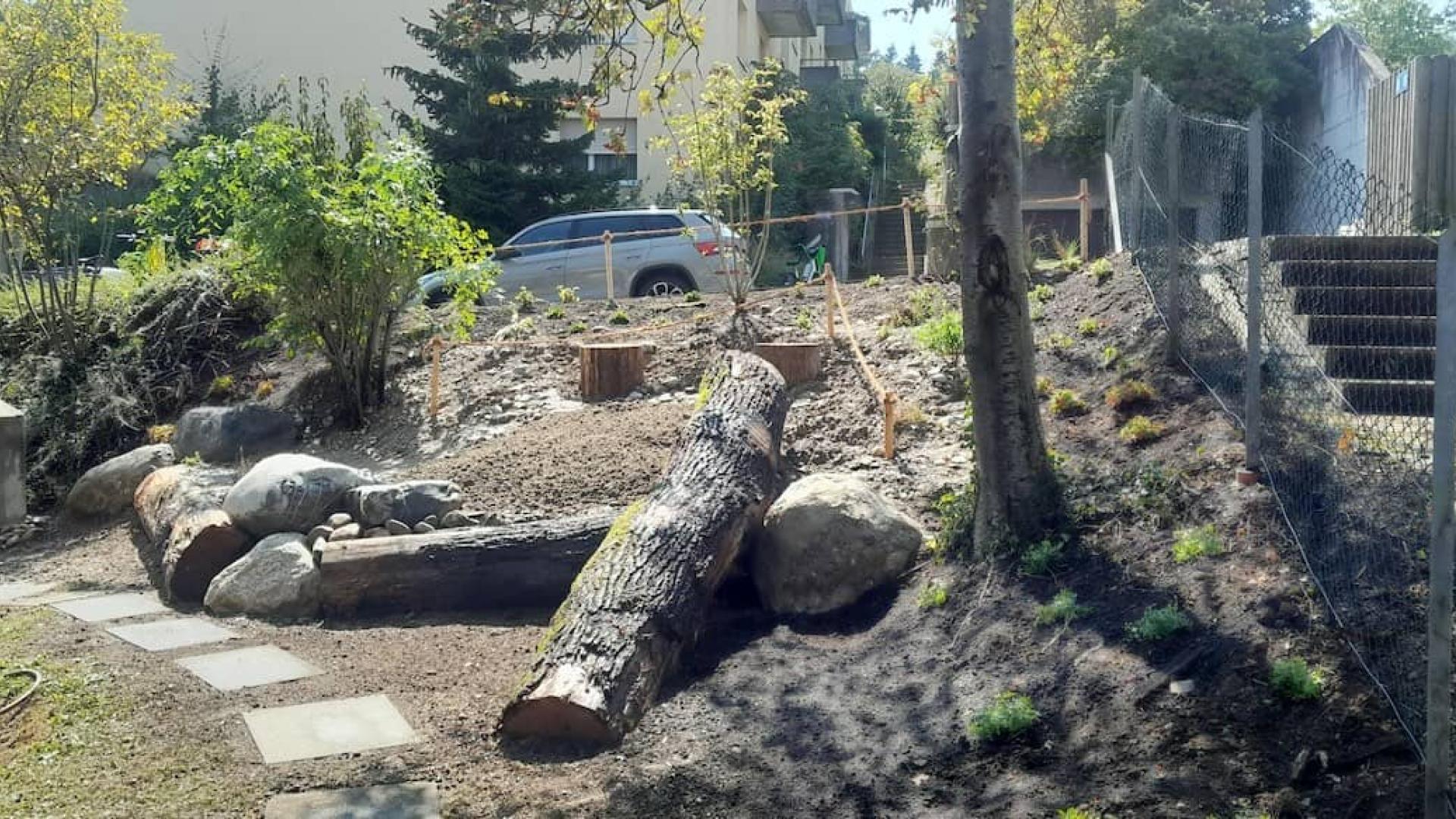 Naturgarten mit Totholz und Steinhaufen