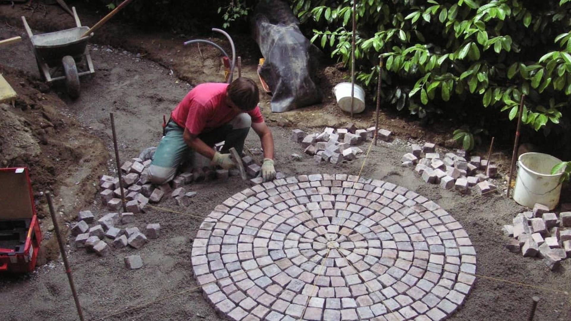 Schnyder Gartenbau Kreis aus Pflastersteinen