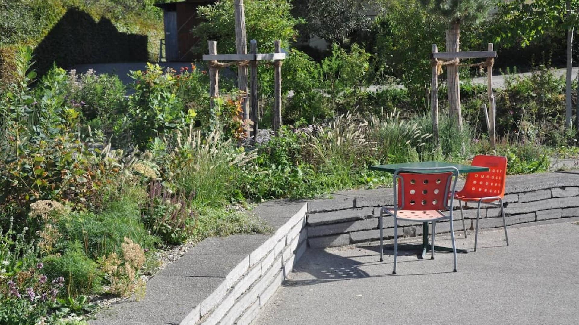 Sitzplatz am Staudenbeet