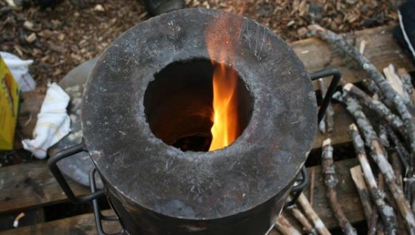Feuer in offenem Ofen