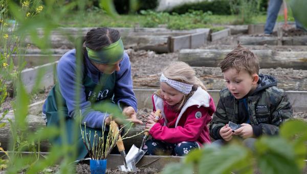 Kinder im Garten