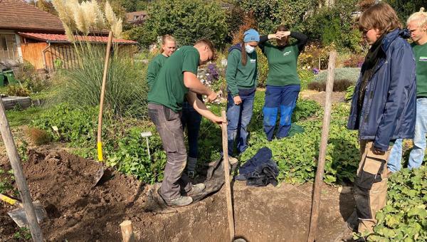Gartenarbeit beim Lehrgang Biogarten