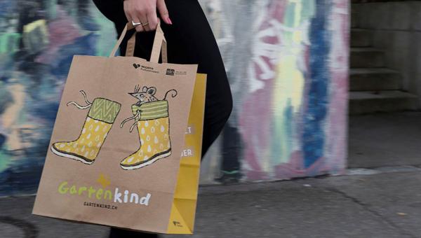 Migros-Tragtasche Gartenkind, Bild Benedikt Dittli
