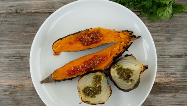 Kürbis und Zwiebeln frisch gebacken aus dem Feuer