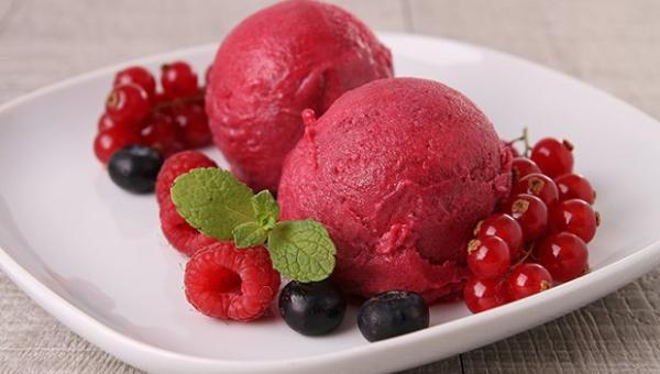 Beeren wie auch Zitrusfrüchte eignen sich für Sorbets (Foto by: studioM / Depositphotos; https://www.gutekueche.ch/fruchtsorbet-kuehl-artikel-64)