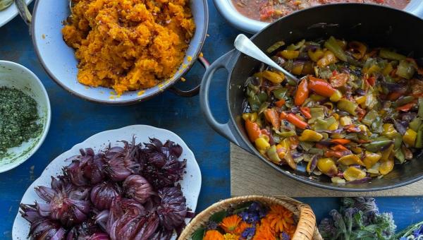 Zwiebeln, Kürbis, Bohnen und Peoeroni vom Garten wurden über dem Feuer gekocht und stehen zum Essen bereit.