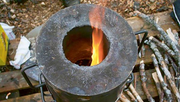 Im Pyrolyseofen verkohlt Holz zu einem wervolle Produkt, der Pflanzenkohle.
