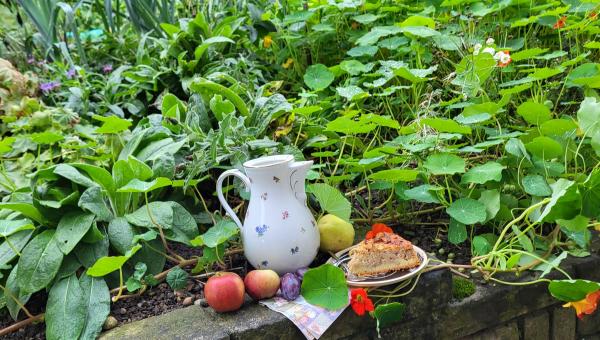 Kaffee und Kuchen im Garten