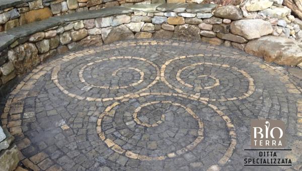 Spiral-Platz mit Trockenmauer