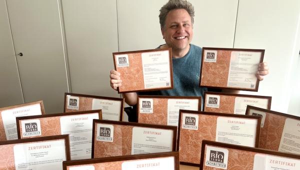 Kai Pulfer, Bioterra Fachstelle Naturgarten, mit den neu ausgestellten Zertifikaten