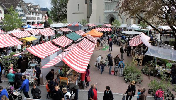 https://www.bioterra.ch/sites/default/files/2026-04/Foto%20Kr%C3%A4uter-%20und%20Wildpflanzenmarkt%20DSC04068.JPG