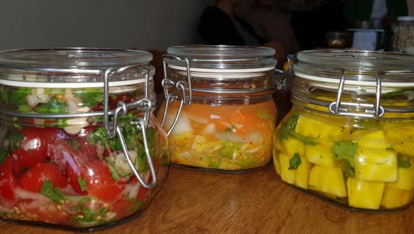 Drei Gläser mit selbstgemachten, eingelegten/fermentierten Lebensmitteln. ufnahme durch die Kursleitung. Verwendung nur mit deren Zustimmung.